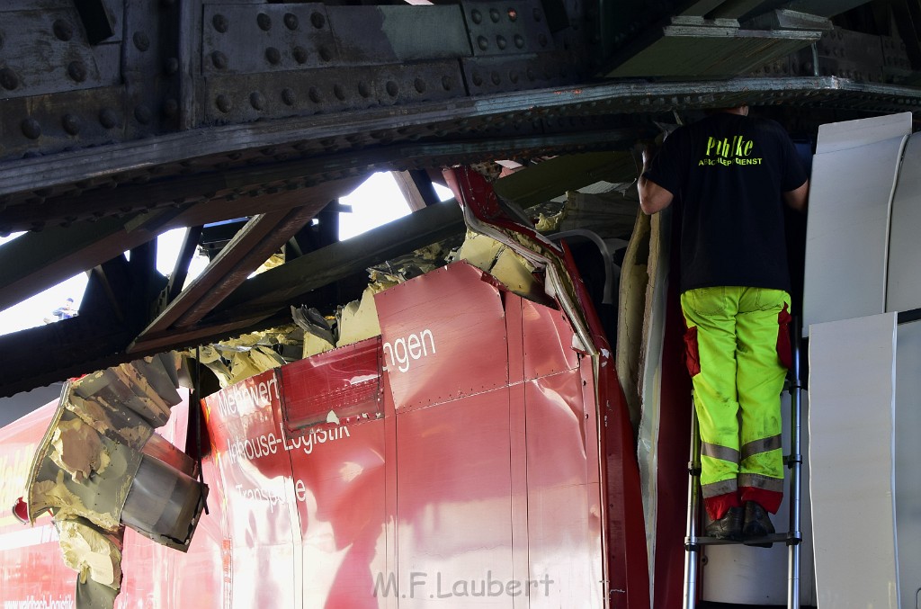 LKW blieb unter Bruecke haengen Koeln Deutz Opladenerstr Deutz Muelheimerstr P035.JPG - Miklos Laubert